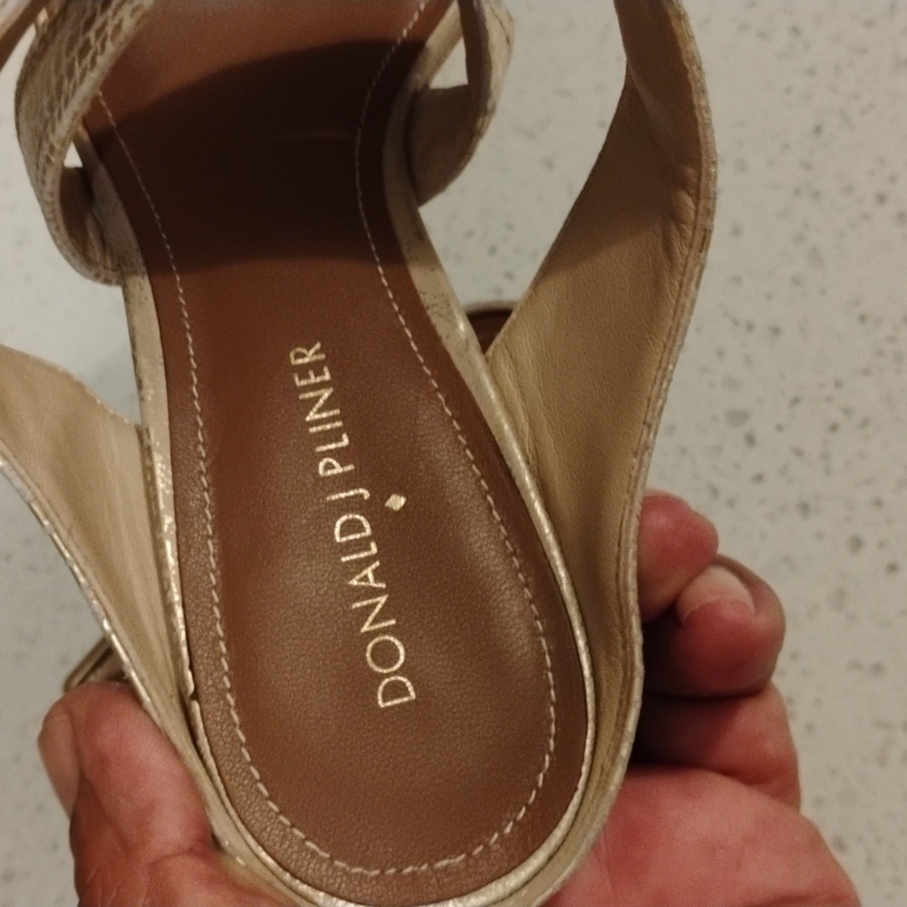 Donald J. Pliner Gold Textured Heels Size 8.5 Women - Picture 5 of 8